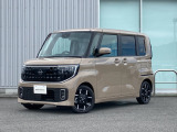 ベージュカラーの日産ルークス。ブラックのフロントグリルとアルミホイールが特徴的な、落ち着いた雰囲気の一台です。