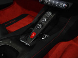 カーボンファイバー製センタートンネル・コンソールを装着し、スイッチ類が並ぶセンター部分をレーシーに仕立てています。