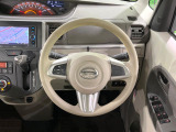 インテリアに合わせたデザインのステアリングは、運転される方のことも考え、運転しやすい形状、大きさです。是非一度、実際に触ってお確かめください。