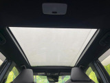 【パノラマルーフ】大型のガラスルーフ搭載で車内の解放感が一気にアップ!開放的なドライブをお楽しみいただけます。