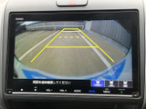 後方確認がしやすいモニターで、安全な運転をサポート。駐車時の不安を軽減し、スムーズな運転をサポートします。視認性の高い画面です。