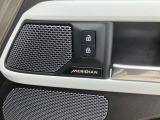 【MERIDIANサウンドシステム】精密なデジタル技術を用いて、車内で臨場感あふれるオーディオ体験を提供します。澄み渡った高音から迫力ある重低音まで鮮やかに再生します。