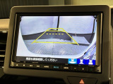 リバースギアに入れるだけで後方の表示へ切り替わります。夜間や雨の日の駐車も楽になりますよ。