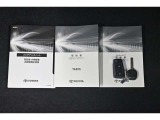 保証書・記録簿・取扱説明書と揃っていいます。キーの電池は新品にお取替えしてから納車させて頂きます。