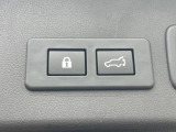 【パワーバックドア】スマートキーや運転席のボタンを押すだけでリアゲートが自動で開閉します!荷物を持っている時や、高い位置にあるバックドアを閉める際に便利な機能です♪