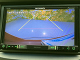 後方確認をサポートするモニター画面。安全な駐車をアシストし、狭い場所でもスムーズに駐車できます。