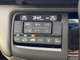 【左右独立型フルオートエアコン】運転席と助手席でそれぞれお好みの温度に設定可能。同乗者にも配慮した、快適な空調をお届け致します。