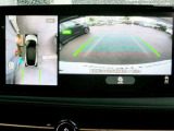 リバースにシフトするとまるで上空から見下ろしているような感じにナビゲーション画面に映し出します