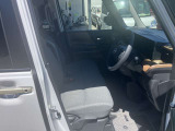 ◆前面ドア運転席◆ドアの開口が広く乗降ラクラク。シートの幅も広く運転していてもストレスを感じません。足元も広く快適なドライブを演出してくれます。