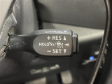 【レーダークルーズコントロール】従来のクルコンの機能に加え、先行車に接近すると、安全な車間距離を保ちながら先行車の車速に合わせ追従するシステム。