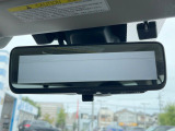 【スマートリヤビューミラー】後席の大きな荷物や同乗者で後方が確認しづらい時でも安心!カメラが撮影した車両後方の映像をルームミラー内に表示。クリアな視界で状況の確認が可能です!