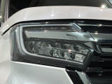 LEDヘッドライトは、点灯の瞬間から最大光量を発揮し、突然暗くなるトンネルなどでの安定感を高めます。