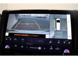 前後左右のカメラの映像を合成し、車を上から見たような視点のパノラミックビューモニター。後方の死角だけでなく左右や前方の障害物の発見もしやすくなります。