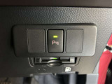 家族でクルマを運転する場合、擦ったりしないか心配ですね。コーナーセンサーも付いてますので、障害物が近づいたら、音で知らせてくれます。