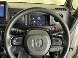 手になじむステアリングです。ステアリングの右側にはクルーズコントロール、左側がオーディオリモコンスイッチです。手元で操作できるので便利です。速度計周りもデザインがイイですよ!