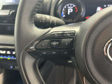 運転中、オーディオの操作をしてて、ハッとしたことはありませんか?ステアリングスイッチは、運転中でもハンドルでオーディオの操作が可能です。安全なドライブをサポートします。