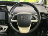 【スエードステアリング】滑りにくい素材が採用され、グリップ性能に優れたステアリングです。ハンドリング時の操作性が向上し、安心・安全な走行に貢献します。高級感あふれる見た目もいいですね♪