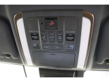 スライドドアの開閉は、ドアハンドルはもちろん運転席からのスイッチ操作でも可能です。お子様の送迎時の乗り降りも一段と楽になります。