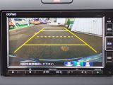 目安となるガイドライン付きのバックカメラを装備しているので、慣れない場所での車庫入れも安心です。