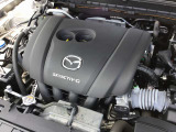 高効率直噴ガソリンエンジン「SKYACTIV-G 2.0」搭載車は、4-2-1排気システムを採用し、クルマとの一体感が味わえるリニアで気持ちのよいパワーフィールを得ることができます