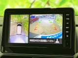 後方確認をサポートするモニター。安全な運転に貢献します。近隣の状況を把握しやすく、駐車時にも役立ちます。安心の運転をサポート。