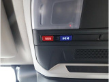 専用ボタンでコールセンターへ接続。状況に応じて緊急車両の要請やロードサービスの取次ぎを行います。重大事故の際は自動的にコールセンターにつながり、緊急車両やドクターヘリを要請します。(要申込)