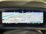 未来のコックピットのような運転席!ハンドルの奥の高画質画面は、スマホのように着せ替えできます。スピードメーターだけではなくナビの地図を画面いっぱいに映せるため、目線を外さず安全に運転できます。