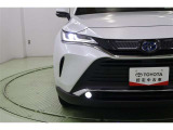 2本のL字ライン発光が精悍な目元を強調するプロジェクター式LEDヘッドランプ。デイタイムランニングランプ、クリアランスランプ、ターンランプ兼用で昼夜を問わず、2本の上質な光によって強い印象を残します。