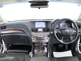 ★使いやすさや安全性を追求したステアリング周り!高級車ゆえにスイッチ類が多いのも特徴ですね!考え尽くされた配置ですぐに使いこなす事が出来ますのでご安心下さい!是非、体感してみて下さい!!
