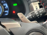 【パドルシフト】ハンドルから手を離さずに素早くシフトアップ&ダウンができるので、エンジンブレーキを使う下り坂や高速道路の合流で加速したい場面で役立ちます。