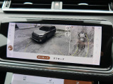 【3Dサラウンドカメラ】周囲の安全確認をアシストする機能です。3D車外ビュー、360&deg;オーバーヘッドビューを 利用して、狭いスペースでも安心、スムーズに運転操作ができます。