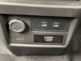 センターコンソール下部には、12V電源ソケットに加え、USB Type-Cポートが2つとHDMI入力端子を装備。スマートフォン等の充電や外部機器の接続が可能です。