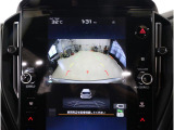 後方映像を11.6インチディスプレイに表示し、ステアリング連動ガイドラインが駐車をサポート。さらに後退時はリヤ4センサーが障害物を検知し、必要に応じてブレーキが作動します。