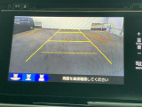 【リアカメラ】リバースに入れるだけで後方の映像が映ります。安全確認や、狭い駐車場での車庫入れ、雨の日や夜間など視界の悪い時に便利です。安全にバックする為には欠かせない装備です。