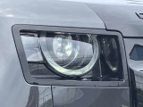 【マトリックスLEDヘッドライト】メインビームを微細な縦のストライプに分割することで、対向車の周囲だけをハイビームで照らして視認性を向上。対向車の前方は暗くすることでまぶしさを与えないように調整します。