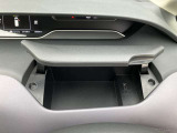 ダッシュボードに収納スペースがございますので、運転席から離れることなく、小物を出し入れすることができます。