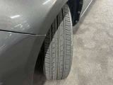 ホイールの状態やタイヤ溝の残り具合は、安全性や維持費にも関わる重要なポイントです。写真にて現状をご確認いただけますが、気になる点や詳細については、お気軽にお問い合わせください。