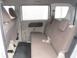 リヤシートも全車消毒済みです。収納時はきれいに収まり、荷台がフラット、広々荷室に。足元には【リヤヒーター】あり。消毒済み。
