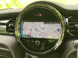 見やすい地図表示で、目的地までスムーズに案内。渋滞情報もリアルタイムで確認でき、効率的なルートを選択できます。長距離運転も安心です。