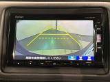 リバースギアに入れるだけで後方の表示へ切り替わります。夜間や雨の日の駐車も楽になりますよ。