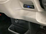 自社整備工場で点検整備をおこなってからお渡ししています。車検が残っている場合は『12ヶ月点検整備』を、車検整備付きの場合は『車検整備』をおこないます。整備費用は車両本体価格に含まれています。