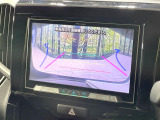 【バックカメラ】駐車時に後方がリアルタイム映像で確認できます。大型商業施設や立体駐車場での駐車時や、夜間のバック時に大活躍!運転スキルに関わらず、今や必須となった装備のひとつです!