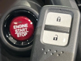 【Hondaスマートキー】カバンやポケットに入れたままでもドアの施錠・解錠が可能なスマートキーを装備。エンジンのオン・オフ時もカギを取り出す必要が無いからとっても便利です♪