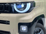 【LEDヘッドライト】悪天候や夜間走行時も良好な視界を確保し安心して運転できる高輝度LEDヘッドライトを装備!点灯速度が早く、消費電力も抑えられています。