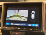 リバースギアに入れるだけで後方の表示へ切り替わります。夜間や雨の日の駐車も楽になりますよ。