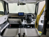 フロントガラスが大きく、ワイドな視界で運転もしやすくなるように設定されています。視認性のよいインパネ周りです。操作スイッチやカップホルダーも使いやすい位置に配置されています。