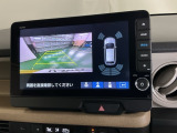 バックギアに入れますとご覧のような画像に自動的に切り替わります。車庫入れ時に役立ちます。