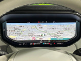 未来のコックピットのような運転席!ハンドルの奥の高画質画面は、スマホのように着せ替えできます。スピードメーターだけではなくナビの地図を画面いっぱいに映せるため、目線を外さず安全に運転できます。
