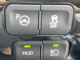 【カラーヘッドアップディスプレイ】現在の速度や走行情報をデジタル表示で運転席前方のガラスに投影!カラー付きで視認性も高く、運転中目線をずらさず必要な情報を確認できるのでとっても便利で安心!
