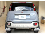 真ん中に輝く「FIAT」のエンブレムが、イタリアからやってきた特別なクルマであることを物語っています。
